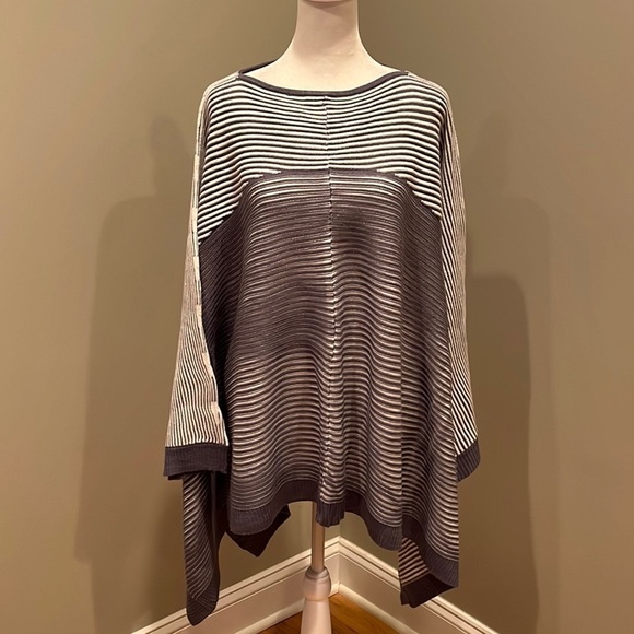 New Directions Studio Gray/ White Poncho - Picture 1 of 6